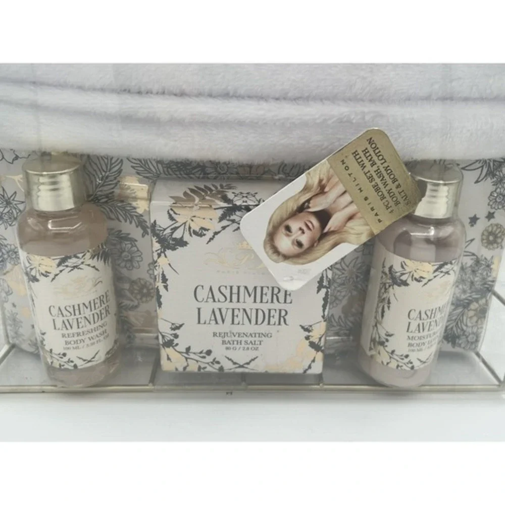 Paris Hilton Robe Gift Set With Body Wash Bath Salt And Body Lotion New With Tag